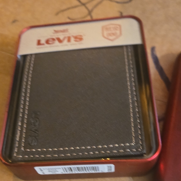 Levi's Dark GraWallet in Red Tin - Picture 1 of 5
